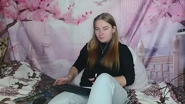 Snapshot of ElenaMaeer chatting on 10.04.25 ElenaMaeer online show from 10.04.25