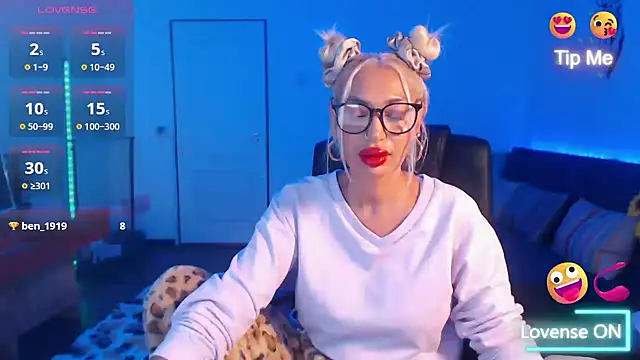 Snapshot of beauty_chl0e chatting on 10.05.25 beauty chl0e online show from 10.05.25