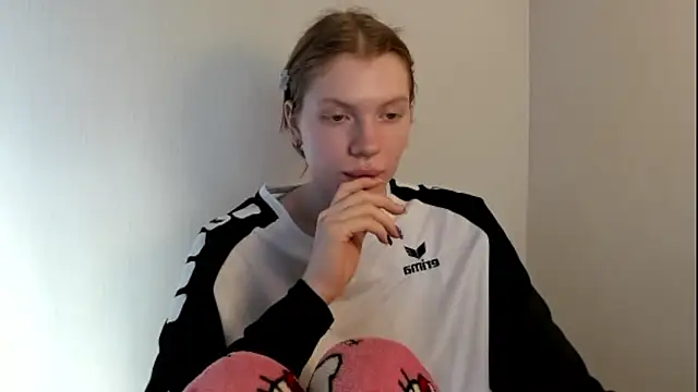 StellaDavis online show from 11.03.25