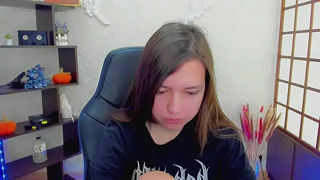Snapshot of Lina_Brownie chatting on 12.14.24 Lina Brownie online show from 12.14.24