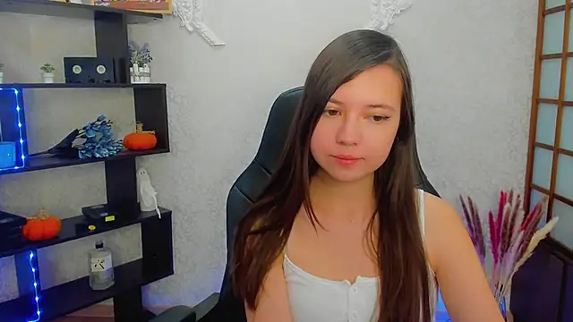 Snapshot of Lina_Brownie chatting on 12.15.24 Lina Brownie online show from 12.15.24