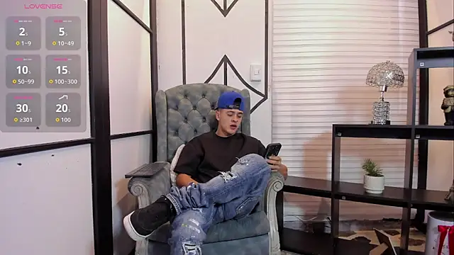 Snapshot of JuniorMorris_ chatting on 09.30.25 JuniorMorris  online show from 09.30.25