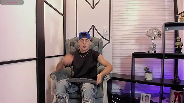 Snapshot of JuniorMorris_ chatting on 10.09.25 JuniorMorris  online show from 10.09.25