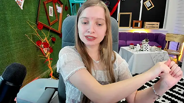 Snapshot of MayaSinabon chatting on 12.08.24 MayaSinabon online show from 12.08.24