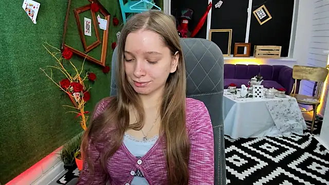 Snapshot of MayaSinabon chatting on 12.11.24 MayaSinabon online show from 12.11.24