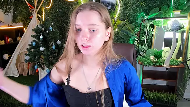 Snapshot of MayaSinabon chatting on 12.17.24 MayaSinabon online show from 12.17.24