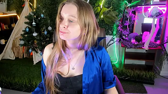 Snapshot of MayaSinabon chatting on 12.17.24 MayaSinabon online show from 12.17.24