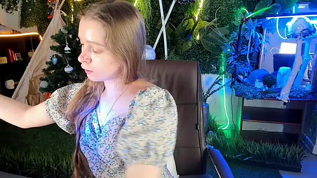 Snapshot of MayaSinabon chatting on 12.18.24 MayaSinabon online show from 12.18.24