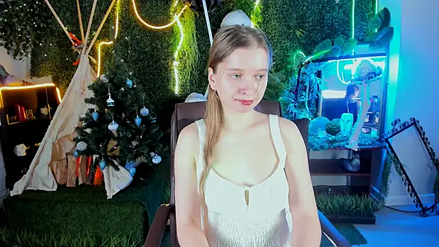 Snapshot of MayaSinabon chatting on 12.21.24 MayaSinabon online show from 12.21.24