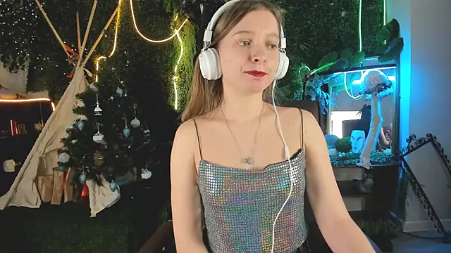 Snapshot of MayaSinabon chatting on 12.24.24 MayaSinabon online show from 12.24.24