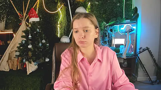 Snapshot of MayaSinabon chatting on 12.25.24 MayaSinabon online show from 12.25.24
