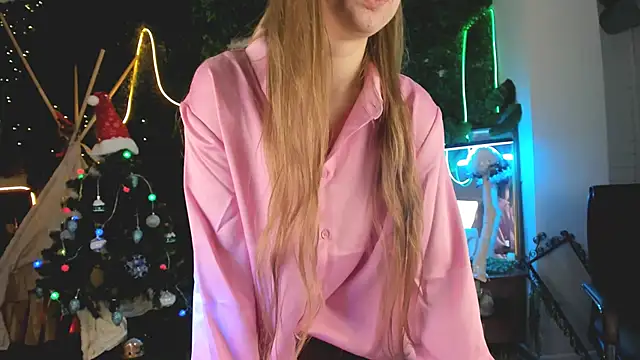 Snapshot of MayaSinabon chatting on 12.25.24 MayaSinabon online show from 12.25.24