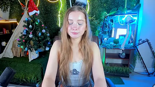 Snapshot of MayaSinabon chatting on 12.28.24 MayaSinabon online show from 12.28.24
