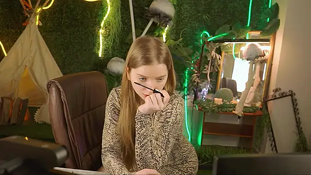 Snapshot of MayaSinabon chatting on 03.18.25 MayaSinabon online show from 03.18.25