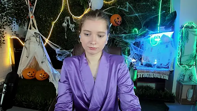 Snapshot of MayaSinabon chatting on 10.21.25 MayaSinabon online show from 10.21.25