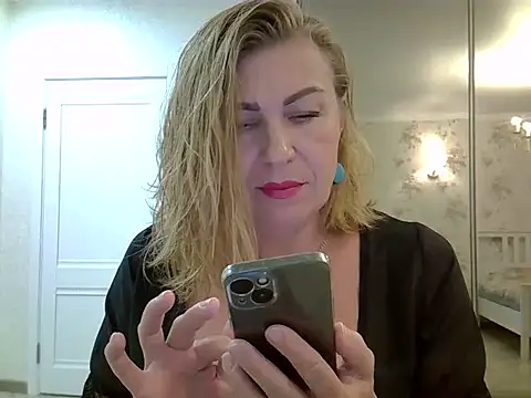 Snapshot of Alexandra-Rosee chatting on 02.04.25 Alexandra-Rosee online show from 02.04.25