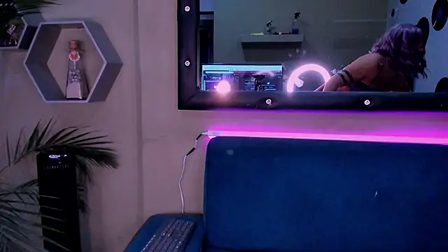 Snapshot of Sussy_Bell01 chatting on 12.04.24 Sussy Bell01 online show from 12.04.24