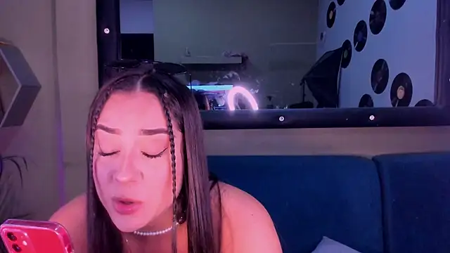 Snapshot of Sussy_Bell01 chatting on 12.16.24 Sussy Bell01 online show from 12.16.24