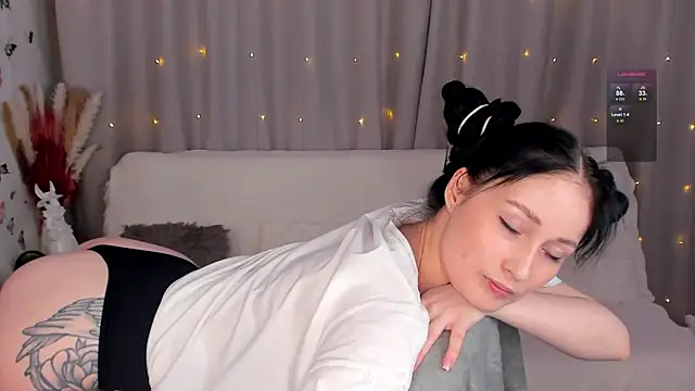 Snapshot of LisaMooore chatting on 02.15.25 LisaMooore online show from 02.15.25