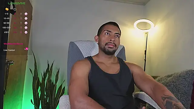 Snapshot of Couple_muscle1 chatting on 04.29.26 Couple muscle1 online show from 04.29.26