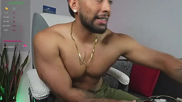 Snapshot of Couple_muscle1 chatting on 05.21.26 Couple muscle1 online show from 05.21.26