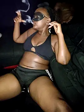 Snapshot of KikiLovesD chatting on 10.13.25 KikiLovesD online show from 10.13.25