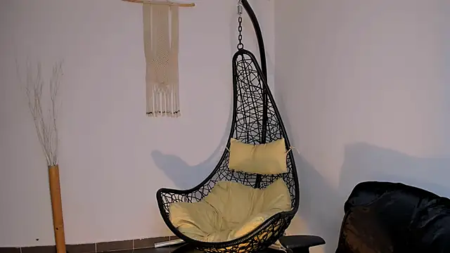 Snapshot of Nina-monroe chatting on 12.11.24 Nina-monroe online show from 12.11.24