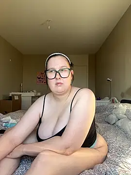 Snapshot of Misssmilf chatting on 10.12.25 Misssmilf online show from 10.12.25