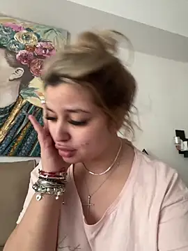 Snapshot of AllysonK chatting on 04.21.26 AllysonK online show from 04.21.26