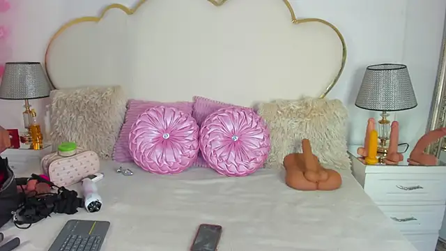 Snapshot of CahitlinBell chatting on 10.22.25 CahitlinBell online show from 10.22.25