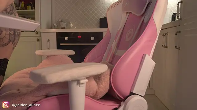 Snapshot of Golden_Aline chatting on 01.03.25 Golden Aline online show from 01.03.25