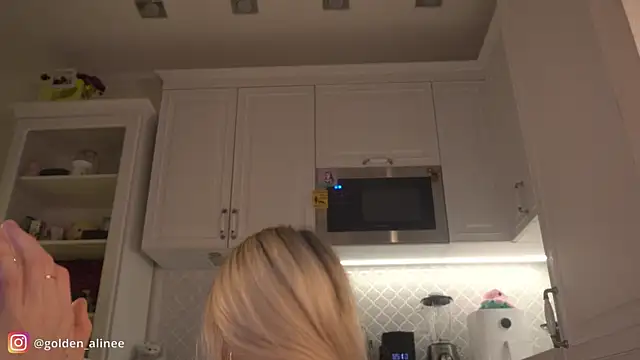 Snapshot of Golden_Aline chatting on 01.15.25 Golden Aline online show from 01.15.25