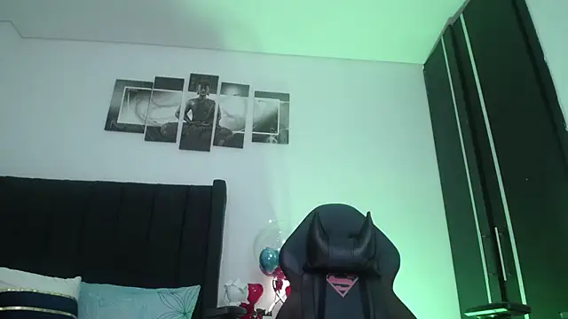 Snapshot of muscle_ares chatting on 02.18.25 muscle ares online show from 02.18.25