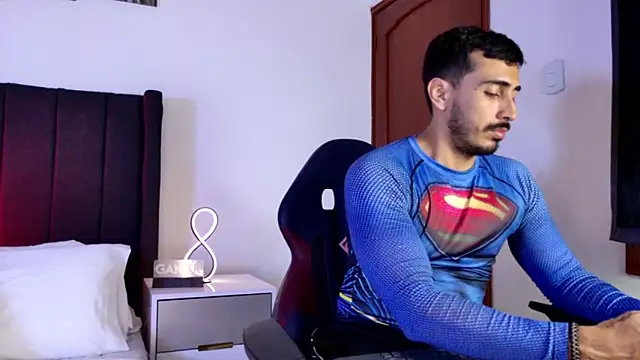 Snapshot of muscle_ares chatting on 11.04.25 muscle ares online show from 11.04.25