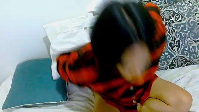 Snapshot of samanta_r_ chatting on 12.18.24 samanta r  online show from 12.18.24