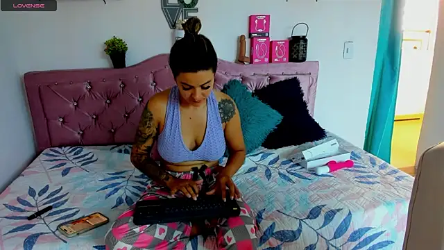 Snapshot of mia_bigtits17 chatting on 07.18.26 mia bigtits17 online show from 07.18.26
