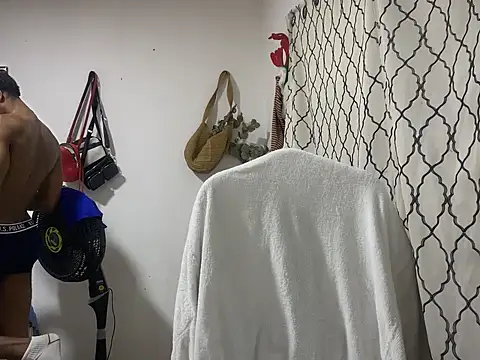 Snapshot of andrews2399 chatting on 09.27.25 andrews2399 online show from 09.27.25