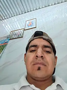 Snapshot of latino17 chatting on 11.28.25 latino17 online show from 11.28.25