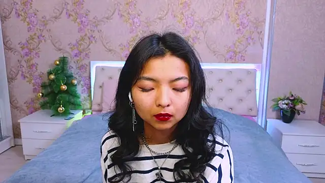 Snapshot of Shy_Kira chatting on 01.05.25 Shy Kira online show from 01.05.25