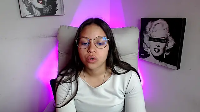 Snapshot of SamanthaRoldaan chatting on 03.17.25 SamanthaRoldaan online show from 03.17.25