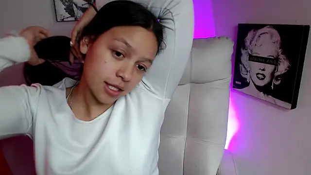 Snapshot of SamanthaRoldaan chatting on 03.17.25 SamanthaRoldaan online show from 03.17.25