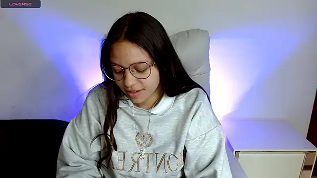 Snapshot of SamanthaRoldaan chatting on 03.18.25 SamanthaRoldaan online show from 03.18.25