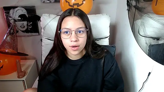 Snapshot of SamanthaRoldaan chatting on 10.15.25 SamanthaRoldaan online show from 10.15.25