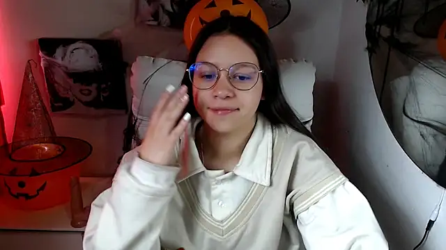 Snapshot of SamanthaRoldaan chatting on 10.18.25 SamanthaRoldaan online show from 10.18.25