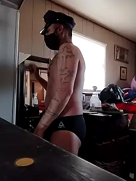 Snapshot of prettyboi6992 chatting on 12.16.25 prettyboi6992 online show from 12.16.25