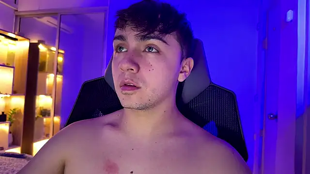 Snapshot of aron__cooper chatting on 09.29.25 aron cooper online show from 09.29.25