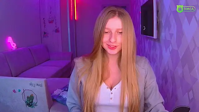 Snapshot of AmaliaQueen chatting on 12.13.24 AmaliaQueen online show from 12.13.24