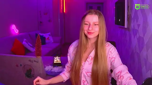 Snapshot of AmaliaQueen chatting on 12.24.24 AmaliaQueen online show from 12.24.24