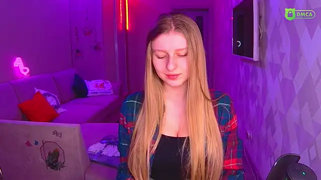 Snapshot of AmaliaQueen chatting on 12.28.24 AmaliaQueen online show from 12.28.24