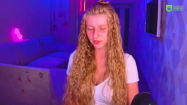 Snapshot of AmaliaQueen chatting on 09.28.25 AmaliaQueen online show from 09.28.25